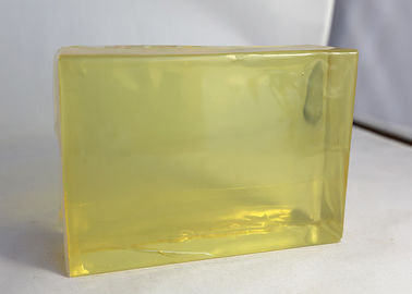 Le etichette della carta dell'autoadesivo che identificano la colla di HotMelt PSA si applicano sulla superficie di plastica di vetro di legno